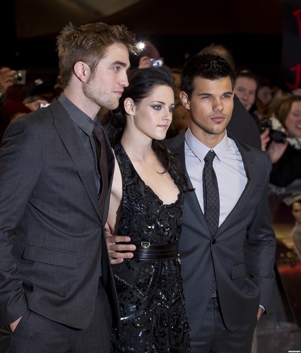  'The Twilight Saga: Breaking Dawn Part 1' लंडन Premiere - November 16, 2011. [New Photos]