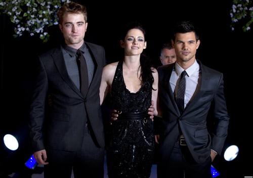  'The Twilight Saga: Breaking Dawn Part 1' Лондон Premiere - November 16, 2011. [New Photos]