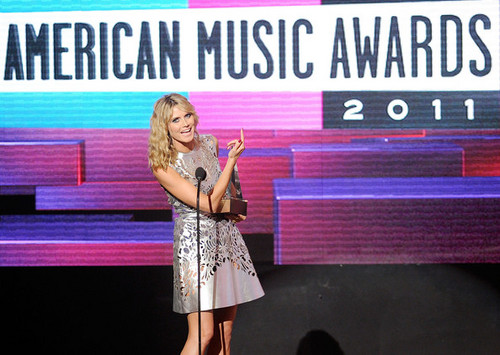  2011 American musik Awards - tampil (November 20)