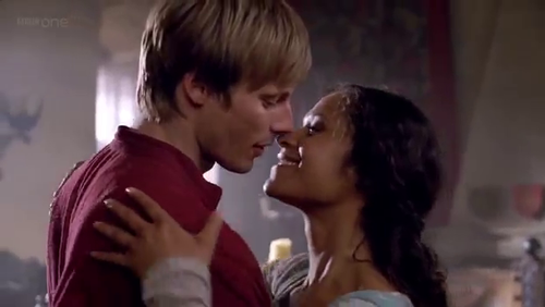  4x08 Arwen About to Kiss-