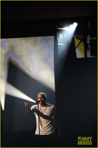  Chris Brown live at the 2011 American muziek Awards in Los Angeles ( November 20 )