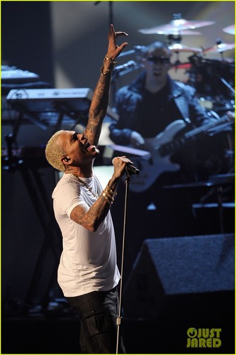  Chris Brown live at the 2011 American 음악 Awards in Los Angeles ( November 20 )