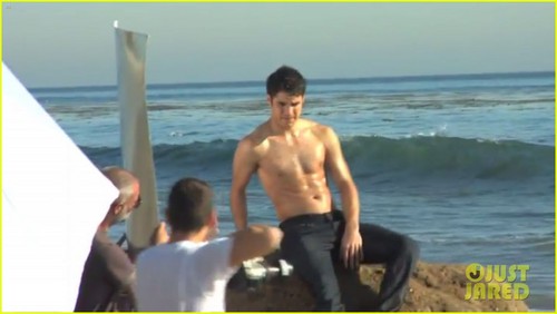 Darren Criss goes shirtless on the 바닷가, 비치 for the People magazine Sexiest Man Alive 2011 사진 shoot