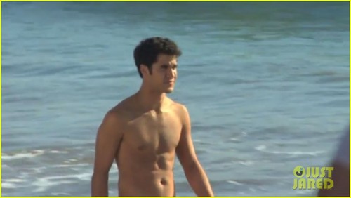  Darren Criss goes shirtless on the strand for the People magazine Sexiest Man Alive 2011 Foto shoot