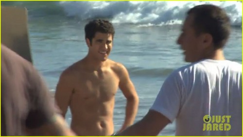  Darren Criss goes shirtless on the strand for the People magazine Sexiest Man Alive 2011 Foto shoot