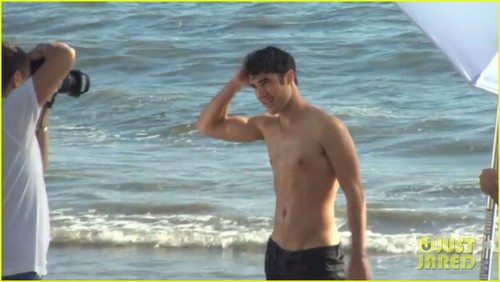  Darren Criss goes shirtless on the beach, pwani for the People magazine Sexiest Man Alive 2011 picha shoot