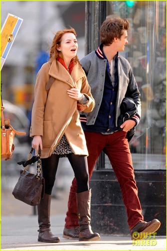  Emma Stone & Andrew Garfield: Holding Hands in NYC!