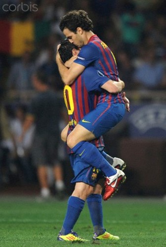  Fabregas of Barcelona celebrates scoring his side's Sekunde goal Von Küssen
