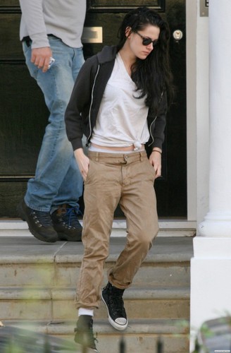  Kristen Stewart out and about in Luân Đôn - November 18, 2011.