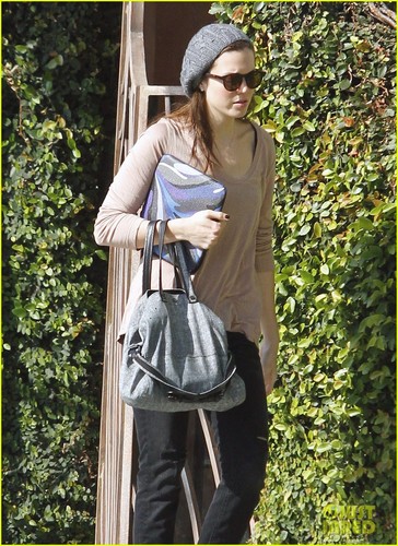  Mandy Moore Picks Up Lunch in L.A.