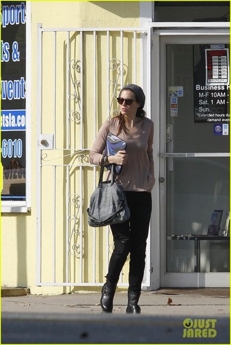  Mandy Moore Picks Up Lunch in L.A.