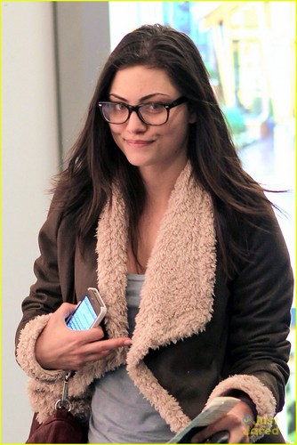  Phoebe Tonkin in Vancouver on Wednesday (November 16) in Vancouver, BC, Canada
