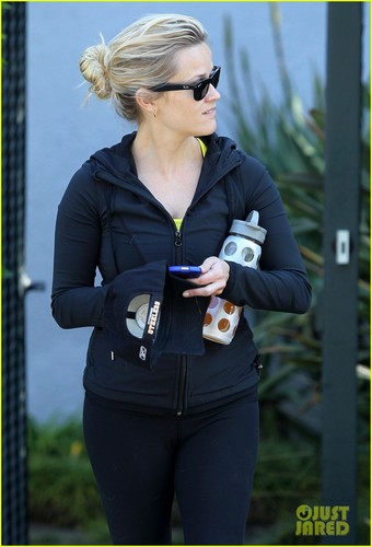 Reese Witherspoon Visits a Friend in Brentwood