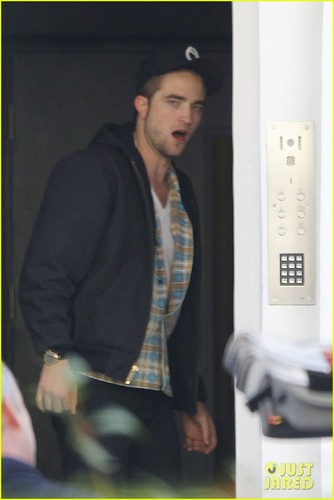  Robert Pattinson lets out a yawn as he enters a private residence on (November 19) in Londres