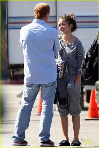  Sarah Hyland Mickey Mouse, as she leaves the Modern Family in Los Angeles ( November 15 )