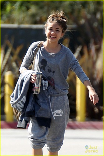 Sarah Hyland Mickey Mouse, as she leaves the Modern Family in Los Angeles ( November 15 )