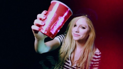  Avril In Cheers Drink To That(Rihanna) - Video