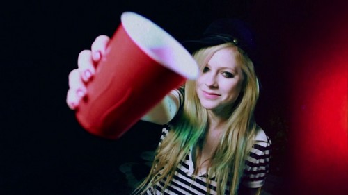  Avril In Cheers Drink To That(Rihanna) - Video