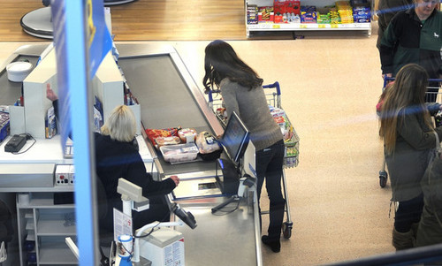  Kate Middleton Buys Groceries