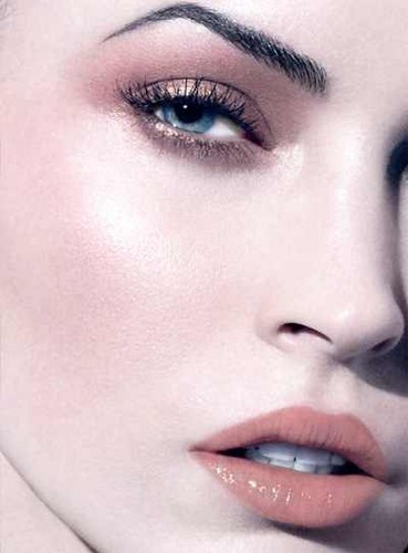  Megan 狐狸 Luce Makeup Collection 由 Armani for Spring 2012