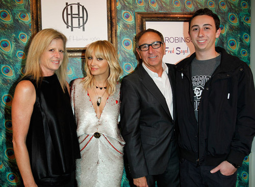  Novembermber 19 - Nicole unveils her House Of Harlow 1960 Pop-Up toko at fred Segal