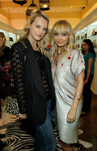  Novembermber 19 - Nicole unveils her House Of Harlow 1960 Pop-Up toko at fred Segal
