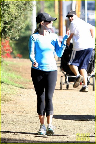  Reese Witherspoon Walks It Out