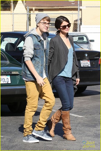  Selena Gomez & Justin Bieber: IHOP Breakfast!