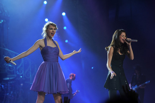  Selena & Taylor cantar together @ Madison Square Garden