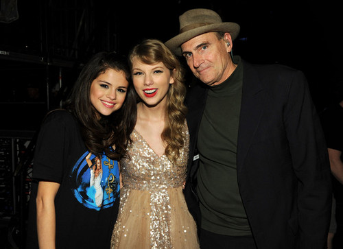  Selena & Taylor 歌う together @ Madison Square Garden