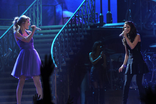  Selena & Taylor chant together @ Madison Square Garden
