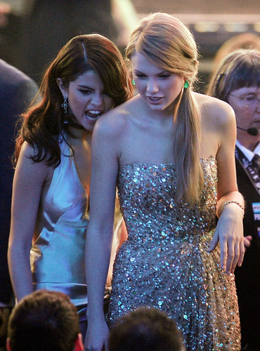  Selena and Taylor at AMA's