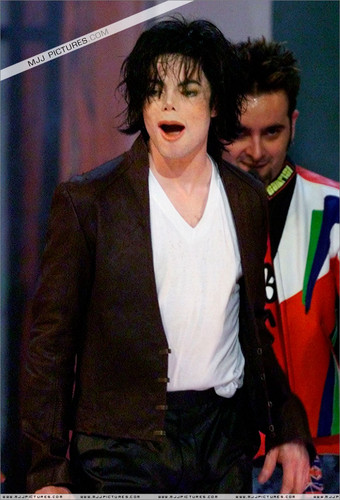  WHO IS IT...ITS ITS ITS.....MICHAEL JACKSON!!!!