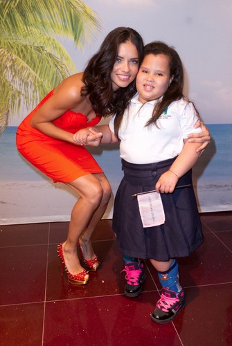 Adriana Lima poses with fans in Puerto Rico 