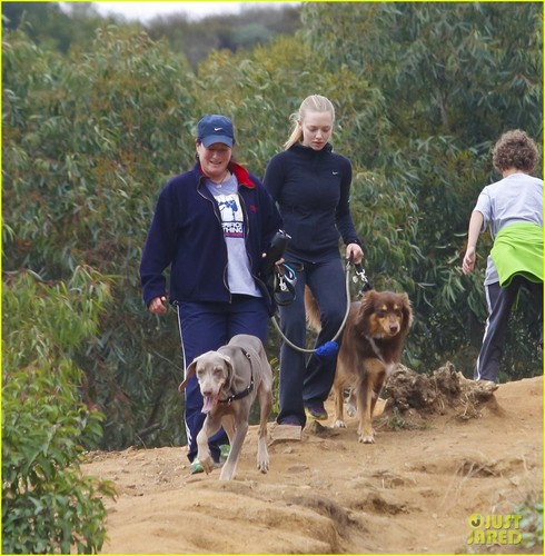  Amanda Seyfried: Thanksgiving Hike with Finn!