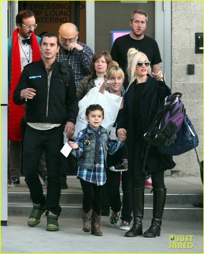  Gwen Stefani & Gavin Rossdale Catch A tunjuk with the Kids