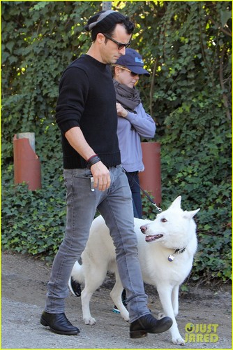  Jennifer Aniston & Justin Theroux: Dog Walking Duo!
