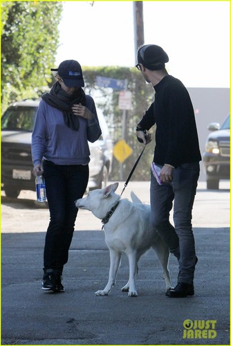  Jennifer Aniston & Justin Theroux: Dog Walking Duo!