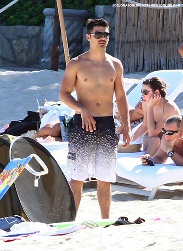 Joe Jonas: Shirtless in Cabo!
