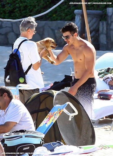  Joe Jonas: Shirtless in Cabo!