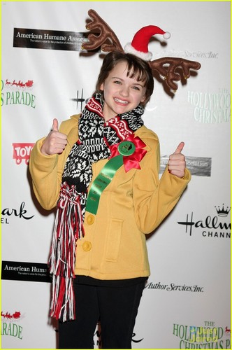  Joey King arrives at the 2011 Hollywood বড়দিন Parade (November 27) in Hollywood