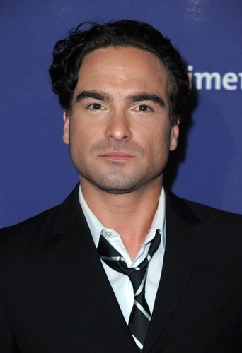  Johnny Galecki @ 18th Annual "A Night At Sardi's" Fundraiser And Awards ডিনার - Arrivals