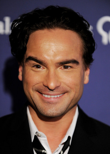  Johnny Galecki @ 18th Annual "A Night At Sardi's" Fundraiser And Awards ディナー - Arrivals