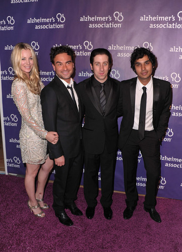  Johnny Galecki @ 19th Annual "A Night At Sardi's" Fundraiser And Awards abendessen - Red Carpet