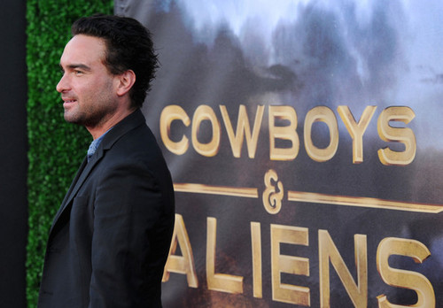  Johnny Galecki @ Premiere Of Universal Pictures "Cowboys & Aliens" - Arrivals