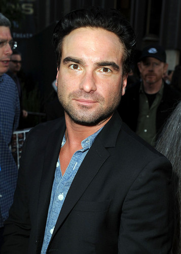  Johnny Galecki @ Premiere Of Universal Pictures "Cowboys & Aliens" - Red Carpet