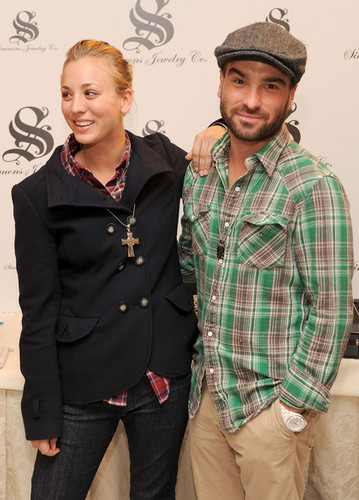  Johnny Galecki and Kaley Cuoco @ HBO Luxury Lounge In Honor Of The 66th Annual Golden Globe Awards