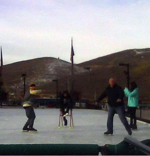  Justin & Selena with skatin
