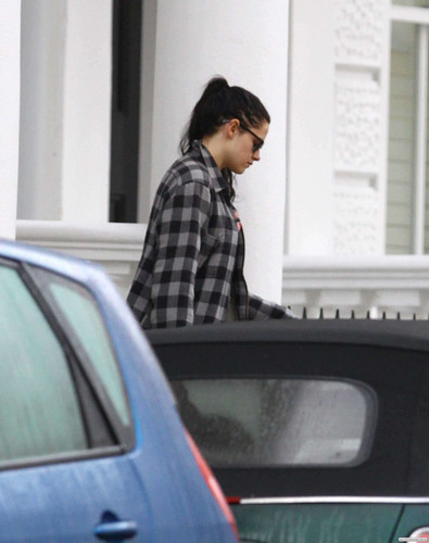  Kristen Stewart leaving Robert Pattinson's house in London, UK - November 24, 2011.