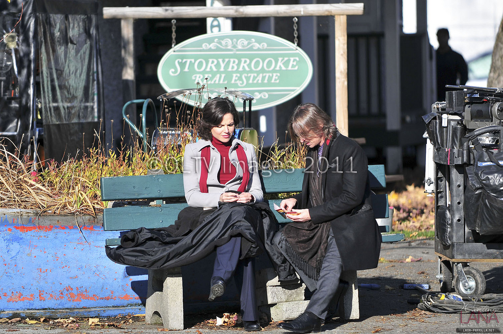Lana Parrilla & Robert Carlyle On Set [November 15, 2011]